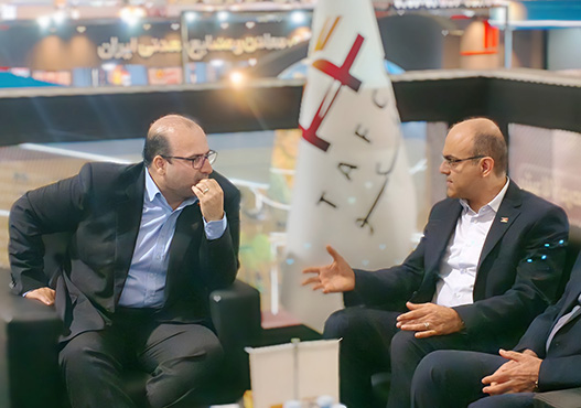 بازدید مهندس ابراهیمی مدیرعامل فولاد خوزستان از غرفه تافکو در سمپوزیوم فولاد و معرفی محصول نوآورانه تافکوت توسط مهندس سعید قاسم‌زاده