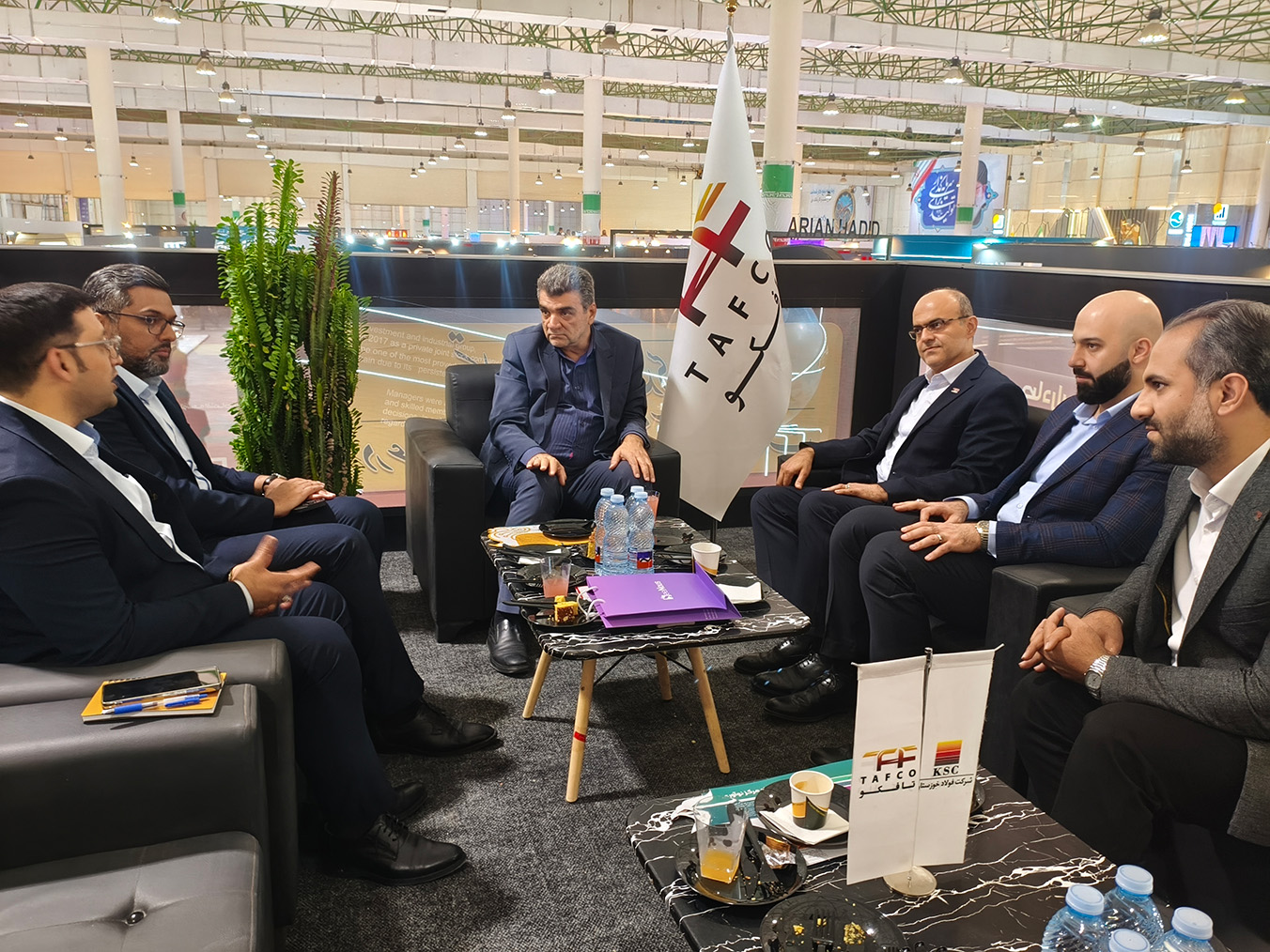 دکتر هاطلی اصفهانی در بازدید از غرفه تافکو و محصولات نوآورانه این شرکت در سمپوزیوم فولاد